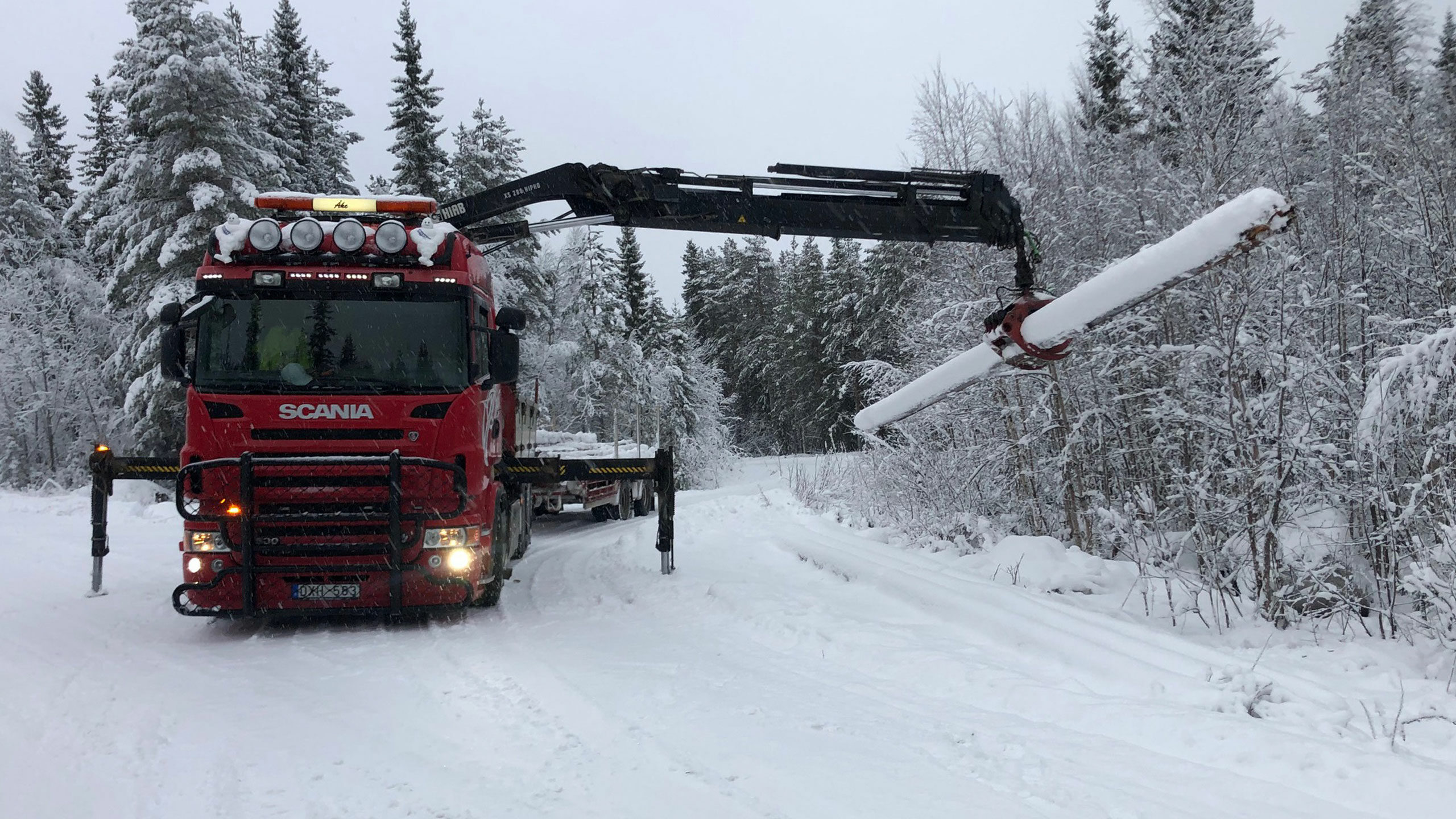 LillÅkes Trucking gör ett lyft i skogen mitt i vintern